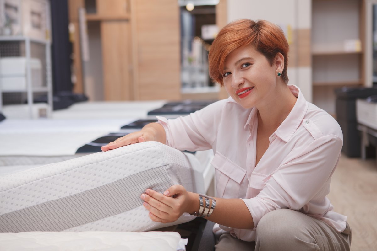 Mulher a escolher um colchão novo numa loja