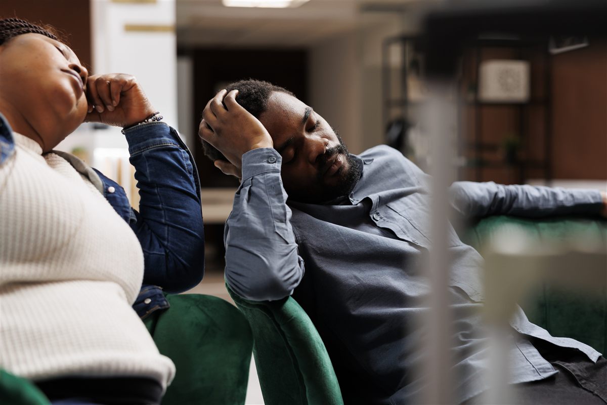 Pessoas visivelmente cansadas, exemplo de desalinhamento do relógio biológico por jet lag ou trabalho por turnos