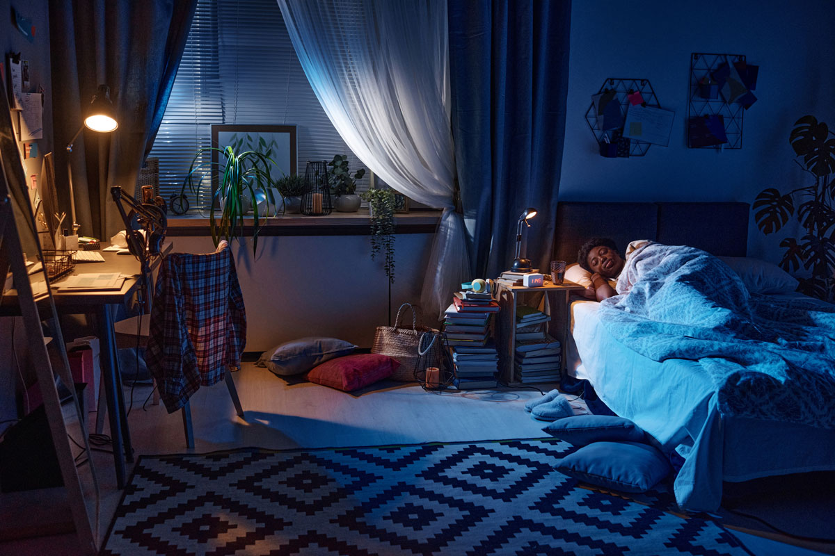 Pessoa a dormir serenamente num quarto fresco e em penumbra