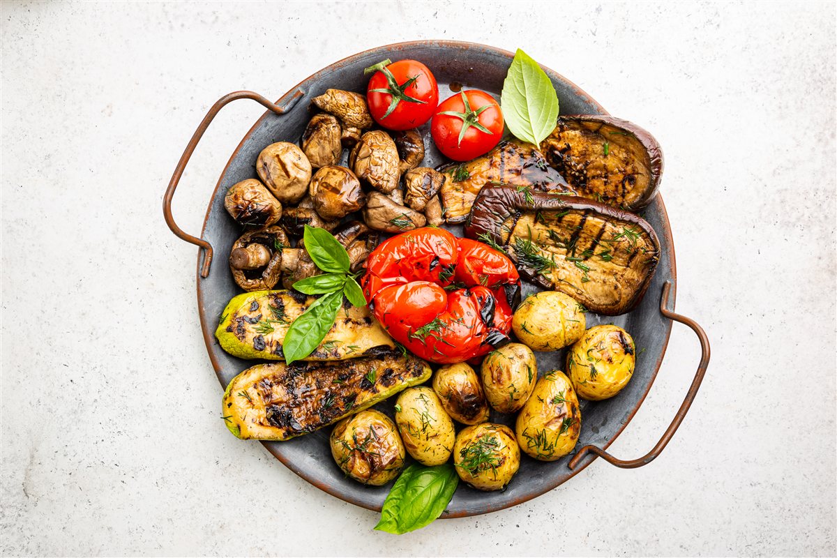 Prato de legumes grelhados e comida caseira, o padrão alimentar que os estudos associam a melhor sono