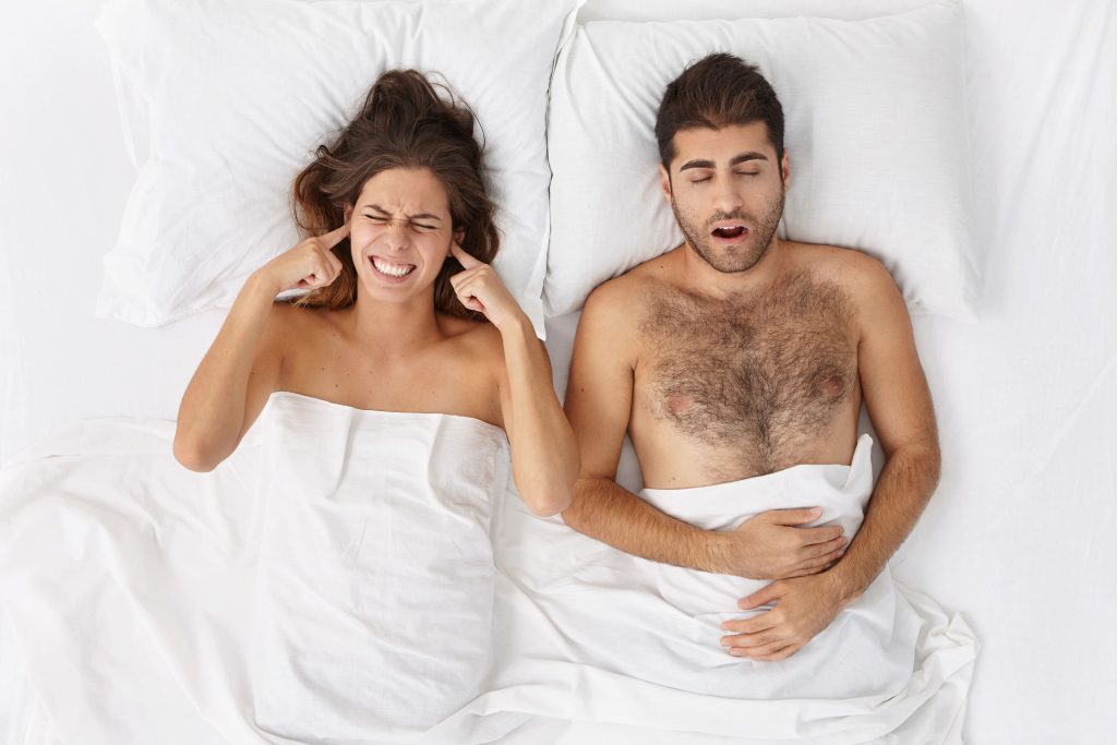 mulher-exausta-não-aguenta-o-ressoanar-do-namorado-com-apneia-do-sono